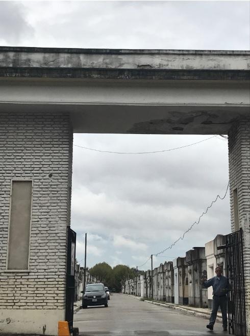 Entrada Cementerio de Avellaneda. De Wanflormelguimir - Trabajo propio, CC BY-SA 4.0, https://commons.wikimedia.org/w/index.php?curid=68441916
