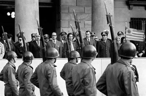 Juan María Bordaberry junto a Nestor Bolentini y Walter Ravenna en un desfile militar. (s/f)